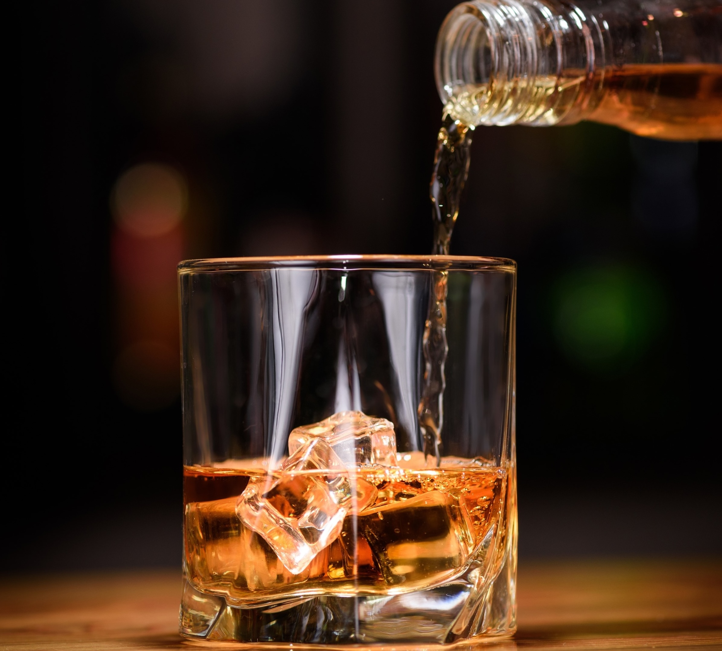 Whiskey-alcohol-glass-cup-ice-cubes_3840x2160